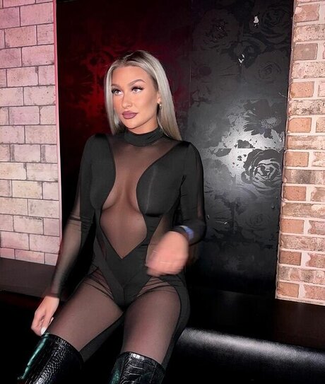 Izzi Dame model freie archiv