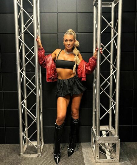 Izzi Dame heiße akt galerie