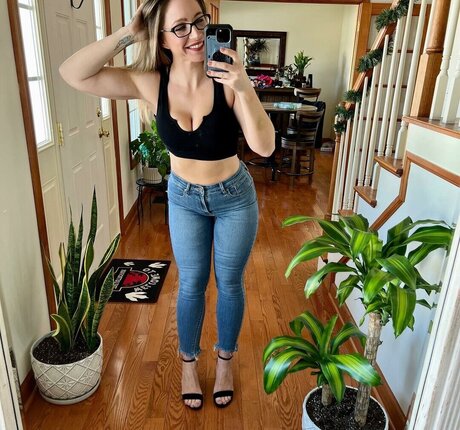 Nora Rose sexy erwachsene bild