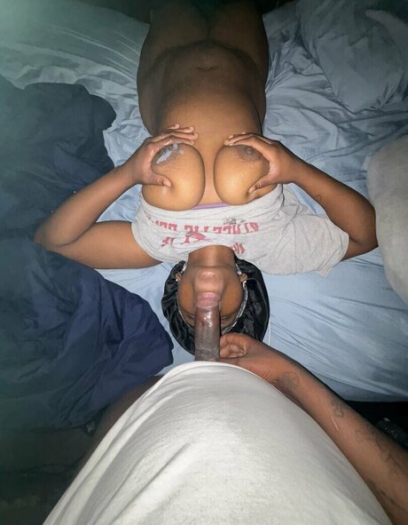 schwarzhaarige milf onlyfans erotische pornografische fotos