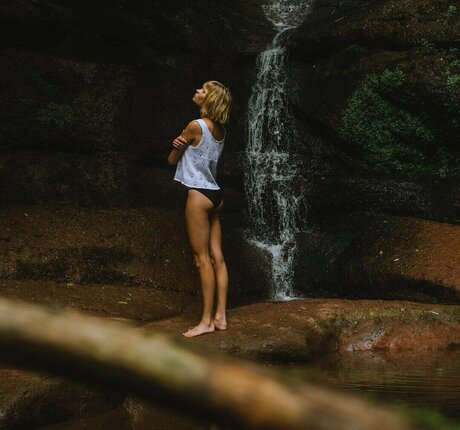 Nina Nesbitt model akt galerie