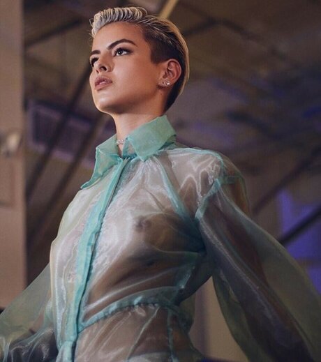 Hayden Graye sexy top bild