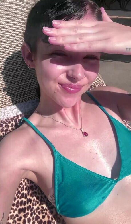 Holly Laing hd sexy archiv