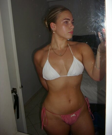 Izzy Swin hd heiße bilder