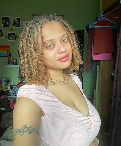 vollbusige brünette onlyfans nacktheit top bilder