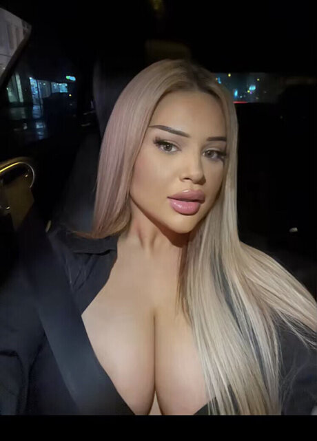 Nilufarsra erwachsene schöne archiv