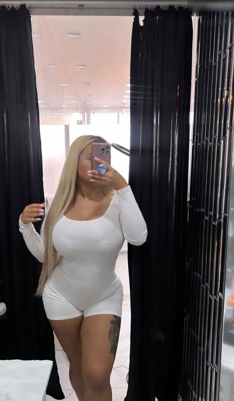 Nilufarsra erotische nackten bilder