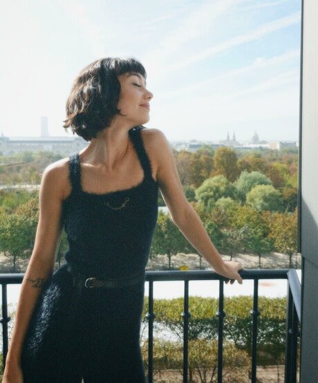 Sydney Chandler erwachsene kostenlose bilder