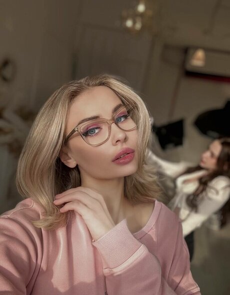 anfällige knochen-onlyfans nacktheit erwachsene bilder