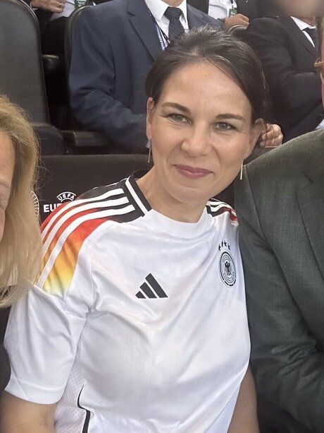 dünne blonde onlyfans top hd bild