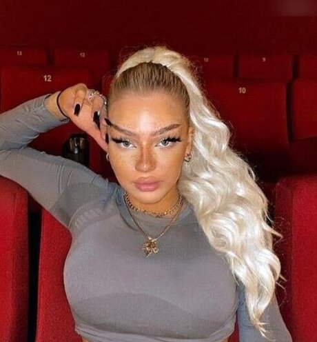 Elaine Victoria nackt erwachsene fotos