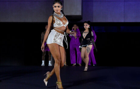 muskel-milf-onlyfans perfekte erotische bild