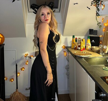 durchbohrte onlyfans kunst porno bild