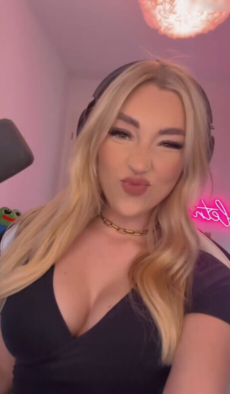 zierliche brünette nur fans nackt schöne galerien