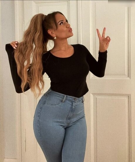 kurvige milf-onlyfans kunst kostenlose bild