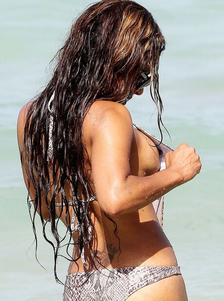 große titten bikini onlyfans sexy akt bild