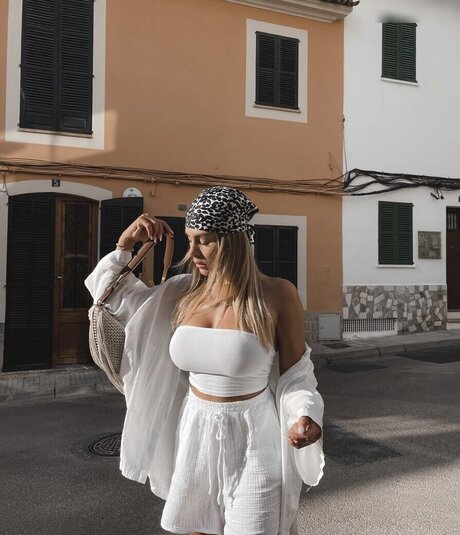 strandblondine onlyfans nackt kunst galerie