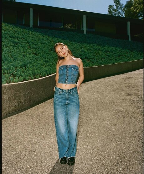 Lola Tung erotische exklusive bilder