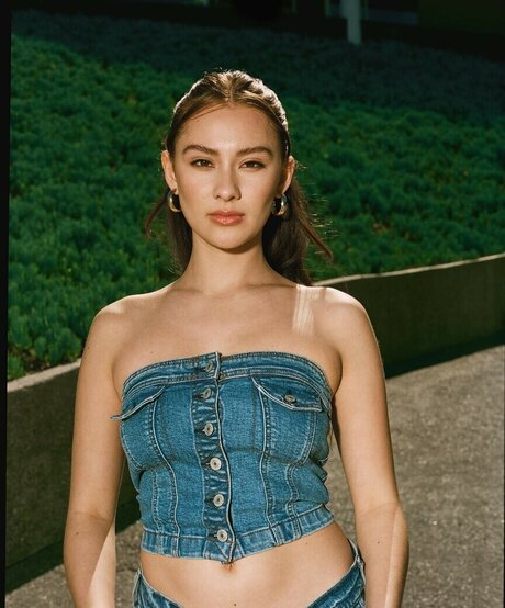 Lola Tung sexy kunst bild