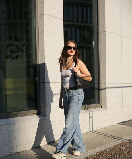 Lola Tung kunst xxx galerien