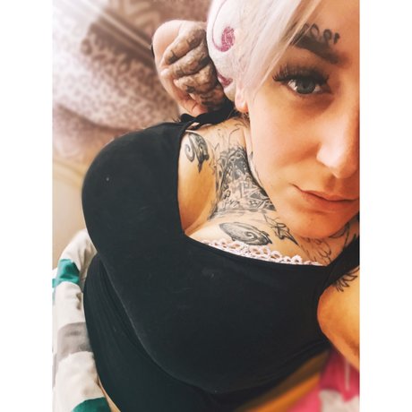 LadyBlood pornostar sexy bild