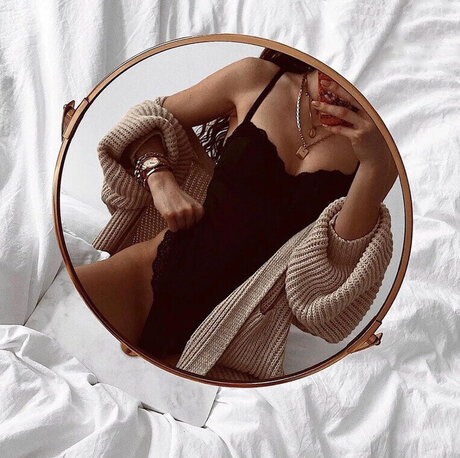 breite onlyfans heiße nackte bild