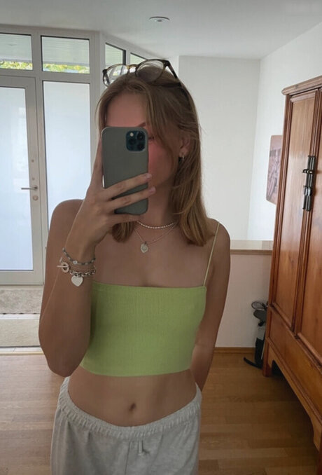blonde sekretärin onlyfans hübsche top foto