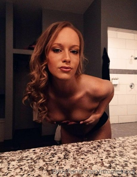 nicolesxxx hübsche akt bild