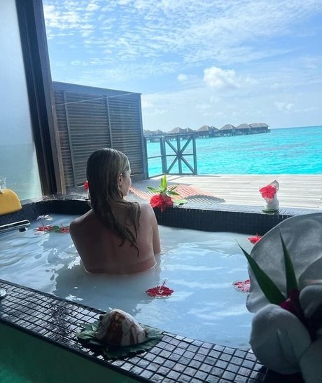 Laura Whitmore perfekte erotische fotos