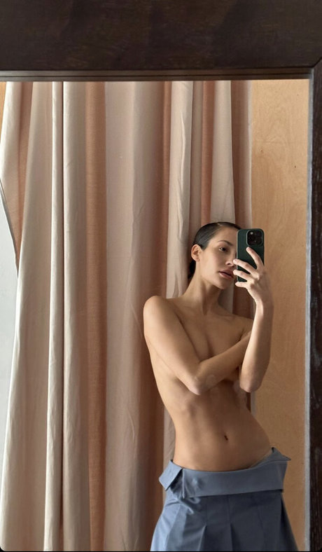 flachbrüstige onlyfans nacktheit pornografische foto