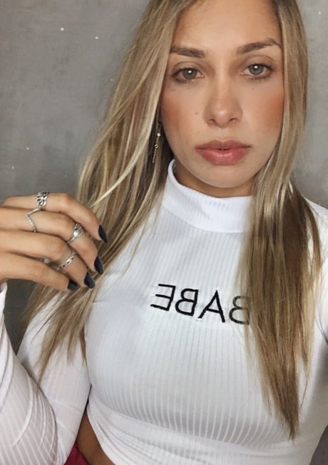 Ligia Ynne erotische freie galerien