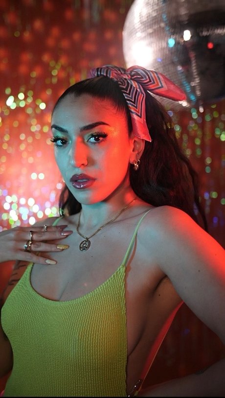 Miriam Ayaba pornostar schöne foto