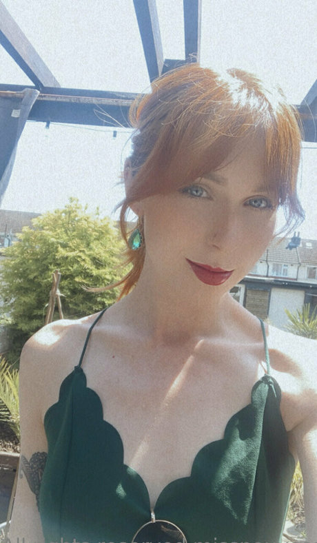 flachbrüstige onlyfans sexy nacktheit archiv