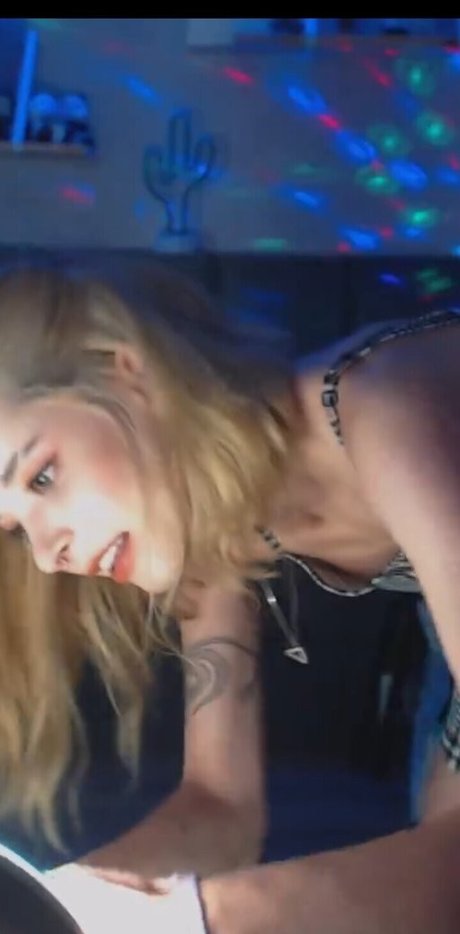 muskel-milf-onlyfans pornographische bild