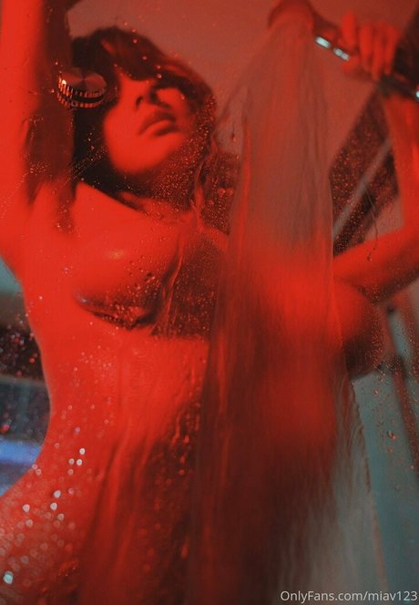 Mia Valentine top nackt archiv