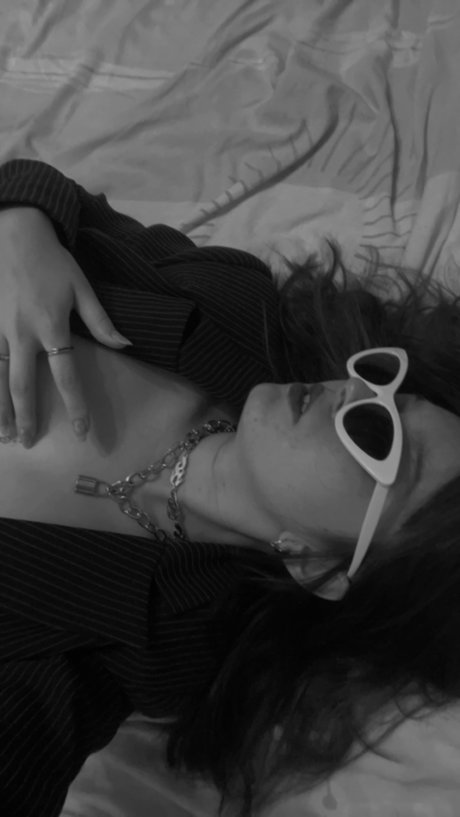 Red Yukine model fotos