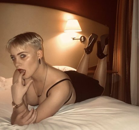 Mila Orriols kostenlose akt galerie