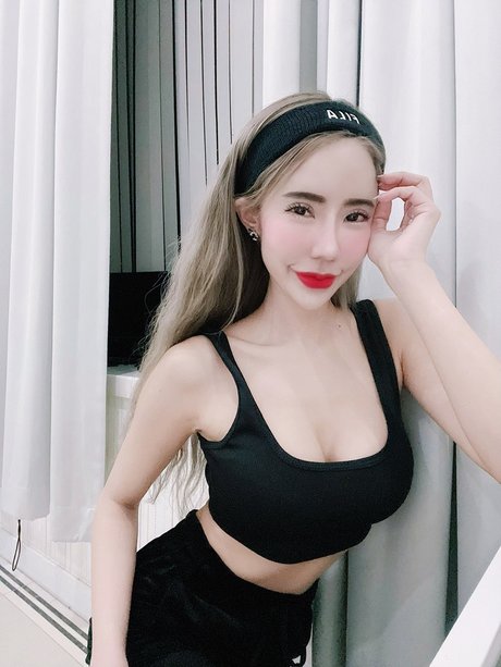 Pantaree Tienmon nackt kunst galerie