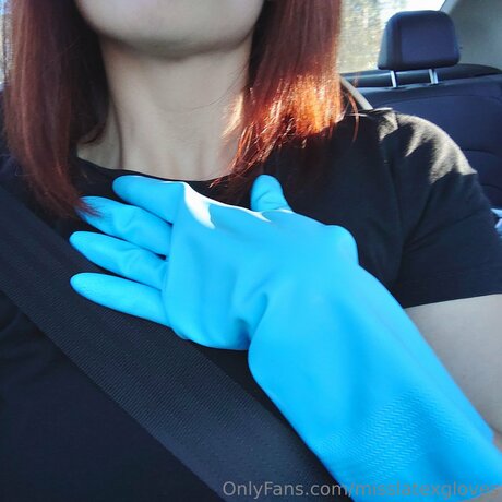 Miss Latex GLoves schauspielerin nacktheit bild