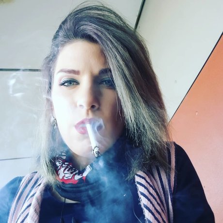 Heavy smoker princess erwachsene nacktheit bild