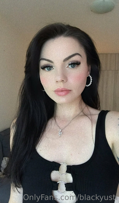 blackyusti model nackten fotos