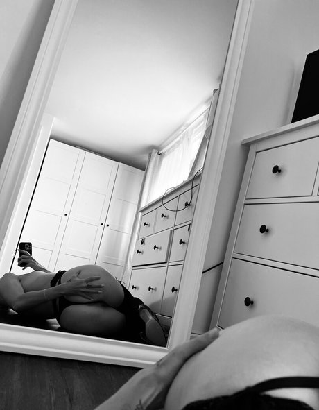 Emily Jane Deeley sexy exklusive bild