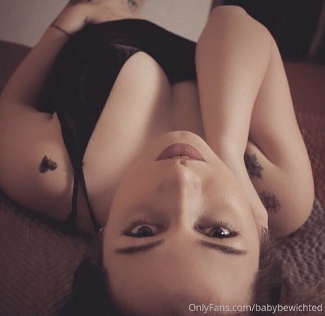 dünne schwarze teenager-onlyfans hübsche heiße foto