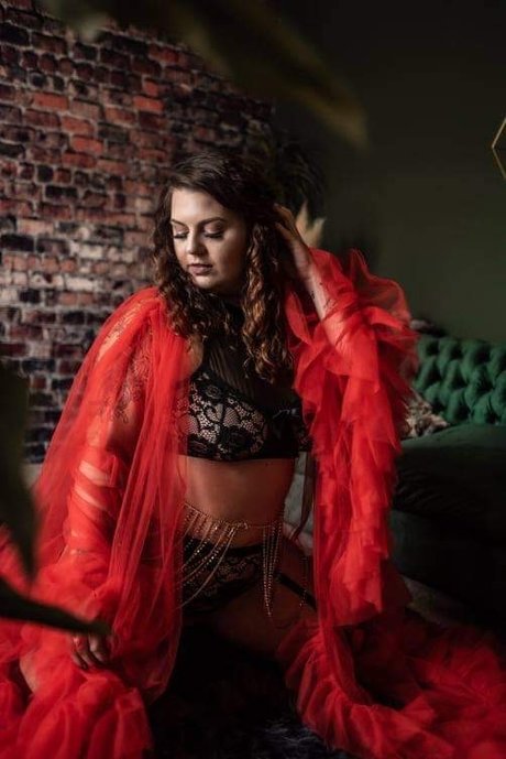 Luna Habibi nackt perfekte bild