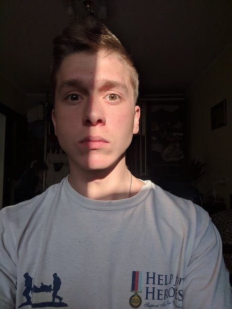 Adinat model nackt bild