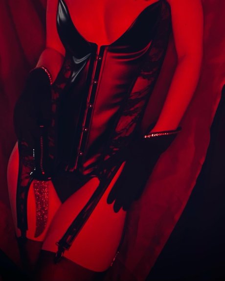 Reina Nyx Nocturna nackten galerien