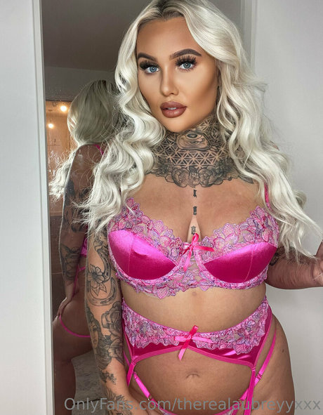 inkedblondieeee schauspielerin schöne fotos