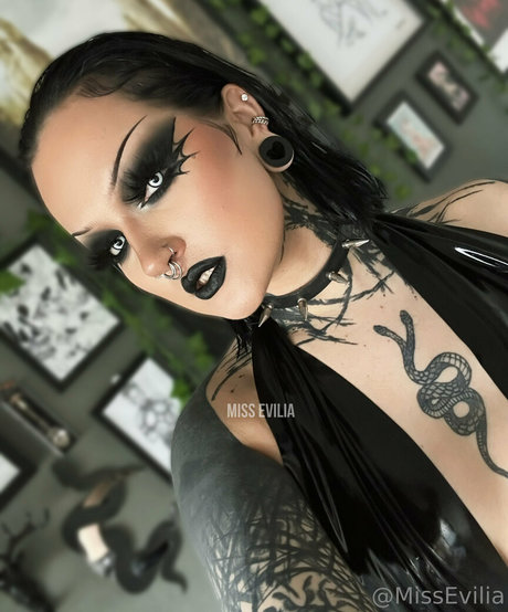 heißeste zwerg-onlyfans nackt akt bild