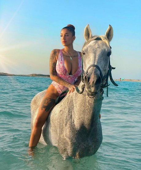 May Bakshi schauspielerin sexy bild