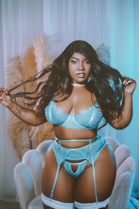 kurvige milf-onlyfans porno archiv